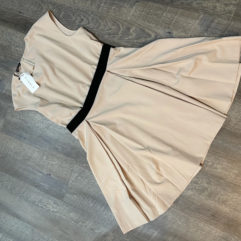 MISBELA Woman’s short pleated dress.